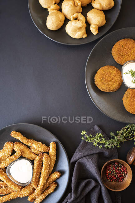 Seleção de aperitivo frito sortida em uma mesa — Fotografia de Stock