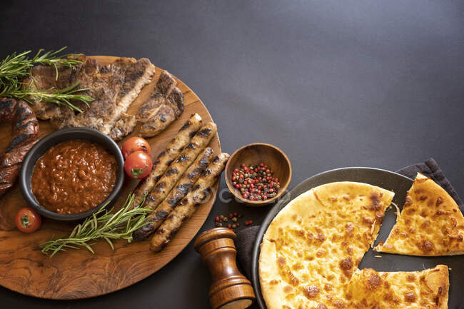 Grilled steak and sausage with flatbread — Stock Photo