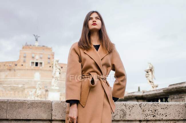 Woman standing in front of Castel Sant'Angelo, Mausoleumn of Hadrian, Rome, Lazio, Italy — Stock Photo