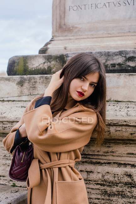 Portrait d'une femme debout près d'un mur d'attente, Rome, Latium, Italie — Photo de stock