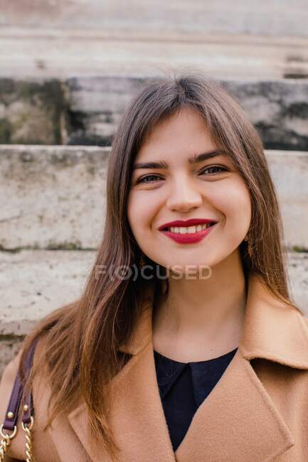 Portrait of stylish woman standing by a wall waiting, Rome, Lazio, Italy — Stock Photo
