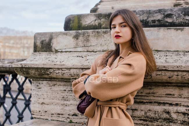 Ritratto di donna alla moda accanto a un muro in attesa, Roma, Lazio, Italia — Foto stock