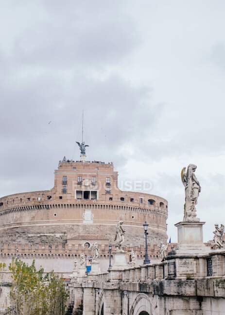 Statua davanti a Castel Sant'Angelo, Roma, Lazio, Italia — Foto stock