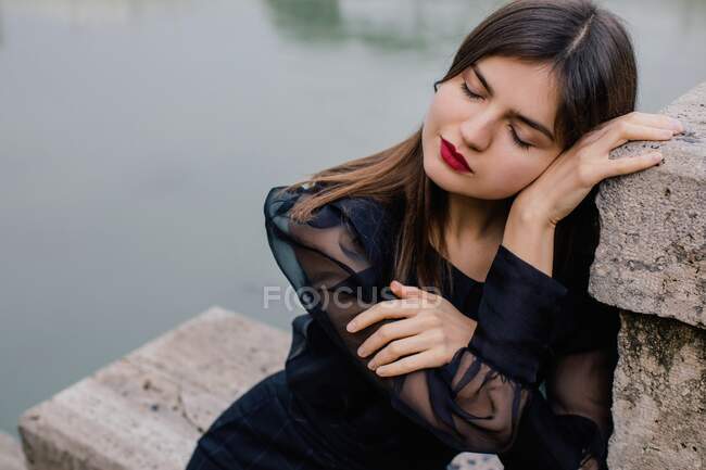Portrait of a woman leaning against a wall, Rome, Lazio, Italy — Stock Photo