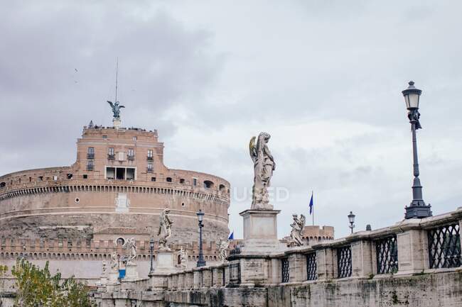 Estatua en frente de Castel Sant 'Angelo, Roma, Lazio, Italia - foto de stock