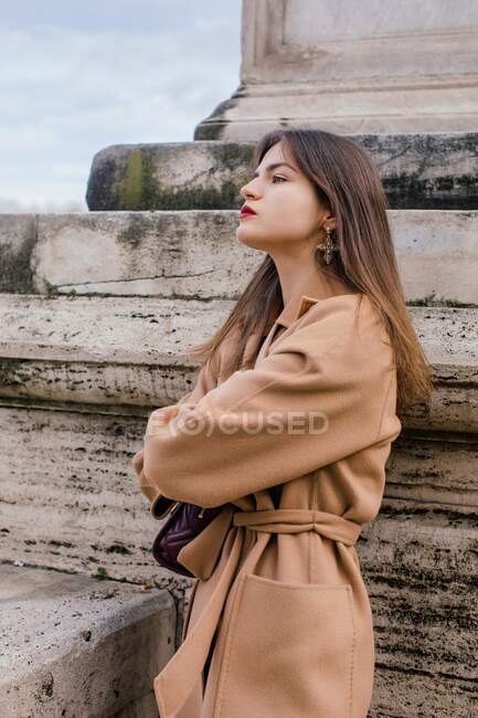 Ritratto di donna alla moda accanto a un muro in attesa, Roma, Lazio, Italia — Foto stock