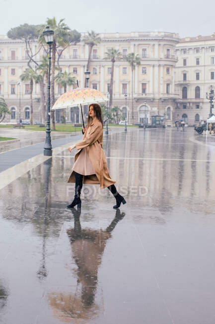 Donna che corre per la città sotto la pioggia, Roma, Lazio, Italia — Foto stock