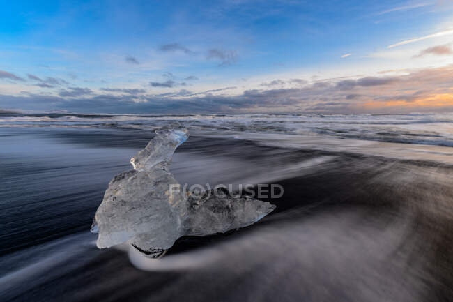 Glace sur la plage Diamond au lever du soleil, Jokulsarlon, Parc national des Glaciers Vatnajokull, Islande — Photo de stock