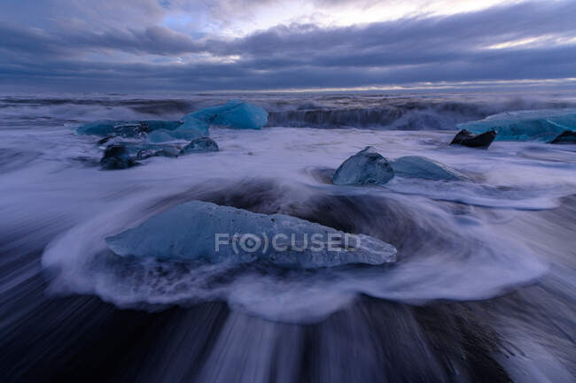 Lunga esposizione alla spiaggia di Diamond, Jokulsarlon, Vatnajokull Glacier National Park, Islanda — Foto stock