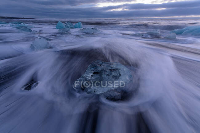 Playa del Diamante, Jokulsarlon, Parque Nacional Glaciar Vatnajokull, Islandia - foto de stock