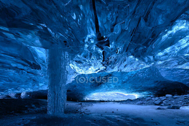 Tiro de exposição longa de caverna de gelo congelada, Islândia — Fotografia de Stock