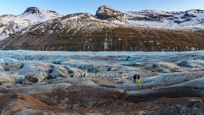 Dos hombres parados en el glaciar Svinafellsjokull, Islandia - foto de stock