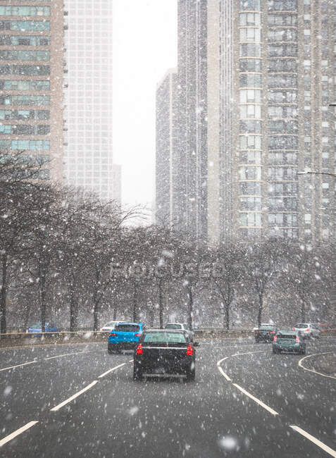 Carros dirigindo através da cidade na neve, Chicago, Illinois, EUA — Fotografia de Stock