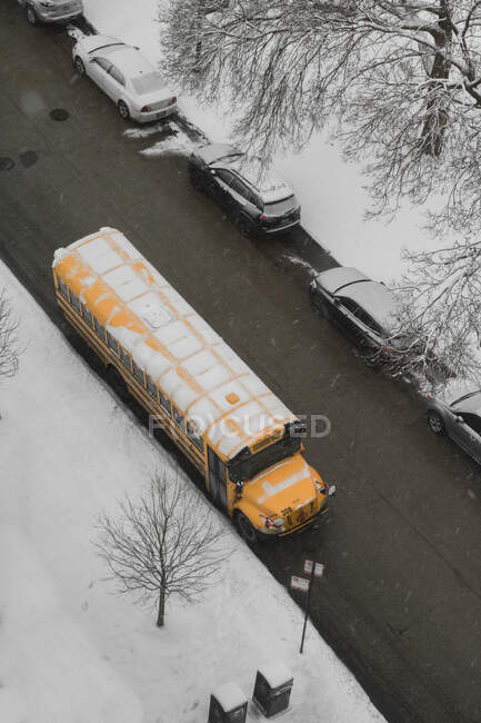 Overhead view of a school bus and cars in winter, Chicago, Illinois, USA — Stock Photo
