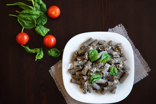 Rigatoni-Nudeln mit Linsen, Spinat, Tomaten und Parmesan — Stockfoto
