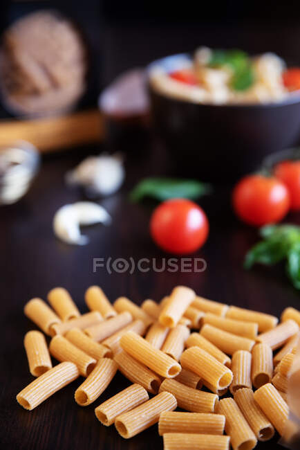 Primo piano degli ingredienti di pasta rigatoni su un tavolo — Foto stock