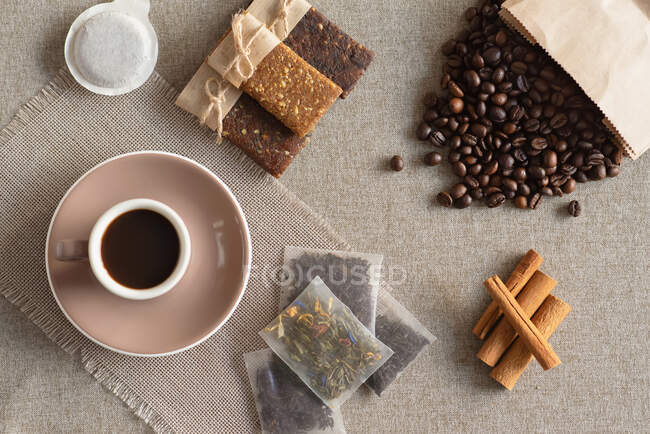 Tazza di caffè, barrette proteiche, chicchi di caffè tostati e bastoncini di cannella — Foto stock