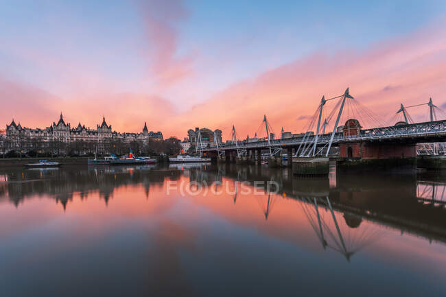 Whitehall y Hungerford Bridge al amanecer, Londres, Inglaterra, Reino Unido - foto de stock