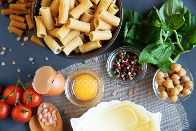 Rigatoni pasta and vegetable ingredients — Stock Photo