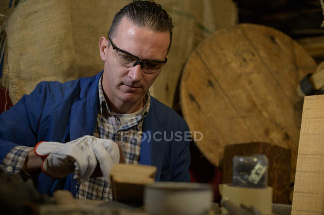 Portrait of a carpenter working in a workshop — Stock Photo