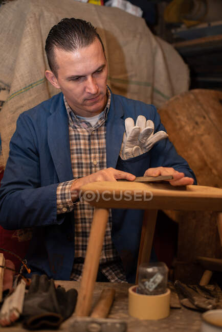 Porträt eines Tischlers, der in einer Werkstatt arbeitet — Stockfoto