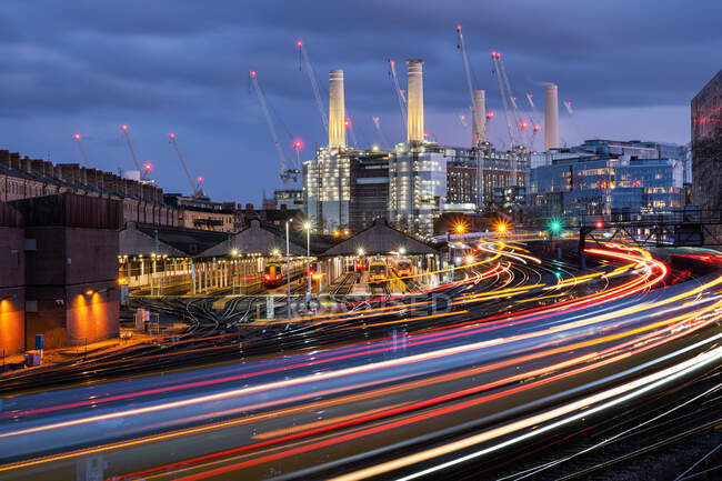 Залізничні колії ведуть до електростанції Баттерсі, Лондон, Англія, Велика Британія. — стокове фото
