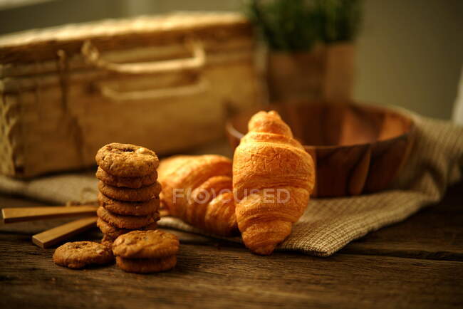 Croissants e biscoitos em uma mesa — Fotografia de Stock