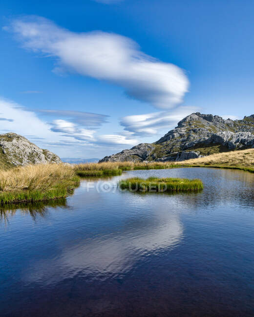 Облака, отраженные в тарне около горы Оуэн, Национальный парк Кахуранги, Южный остров, Новая Зеландия — стоковое фото