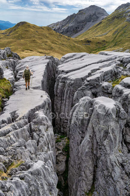 Man hiking on limestone karst, Mt Owen, Kahurangi National Park, South Island, New Zealand — Stock Photo
