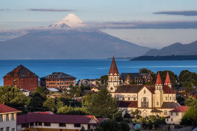 Пуэрто-Варас у озера Льянкьюэ с вулканом Осорно на расстоянии, Льянкьюэ-Прованс, Чили — стоковое фото