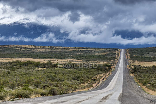 Route 9 durch ländliche Landschaft, Chile — Stockfoto