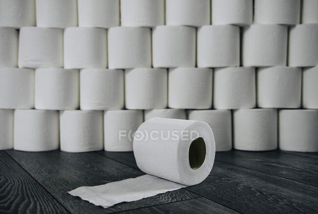Кидання туалетного паперу перед стосом туалетних рулонів. — Stock Photo