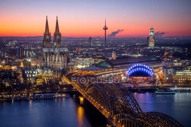 Linha do horizonte da cidade ao pôr do sol com a Catedral de Colônia e a Ponte Hohenzollern, Colônia, Renânia do Norte-Vestfália, Alemanha — Fotografia de Stock