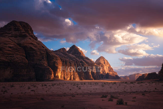 Wadi Rhum au coucher du soleil, Jordanie — Photo de stock