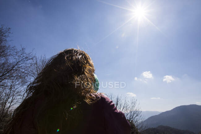 Woman standing outdoors wearing face mask — Stock Photo