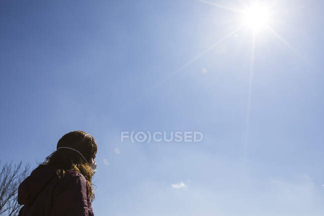 Mulher de pé ao ar livre usando máscara facial — Fotografia de Stock