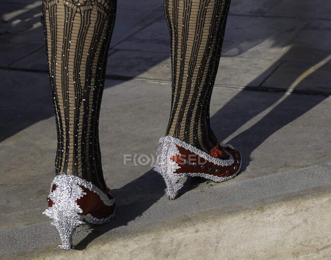 Primer plano de las piernas de un bailarín de carnaval, Malta - foto de stock