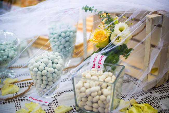 Amêndoas de casamento Sugared em uma mesa — Fotografia de Stock