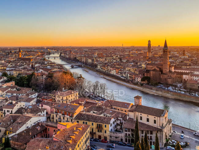 Paisaje urbano aéreo, Verona, Veneto, Italia - foto de stock