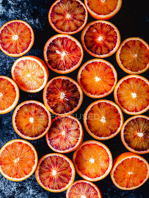 Gros plan sur les oranges sanguines coupées en deux — Photo de stock