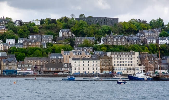 Townscape with McCaig's Tower, Oban, Argyll and Bute, Scotland, UK — Stock Photo