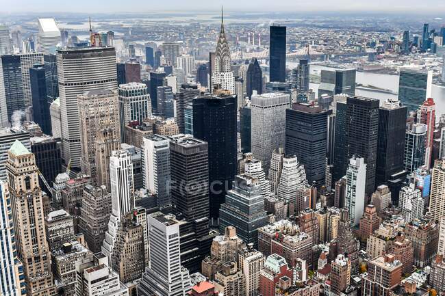 Paysage urbain aérien avec Chrysler Building, Manhattan, New York, USA — Photo de stock