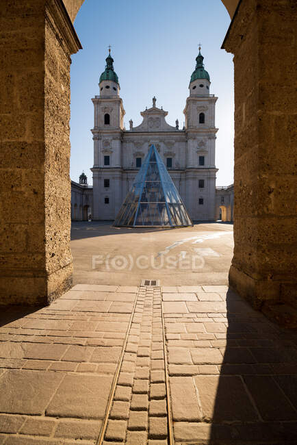 Plaza de la Catedral de Salzburgo durante el cierre del coronavirus, Salzburgo, Austria - foto de stock