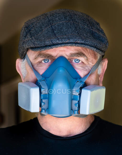Retrato del hombre usando máscara de filtro - foto de stock