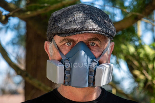Portrait d'homme portant un masque filtrant — Photo de stock