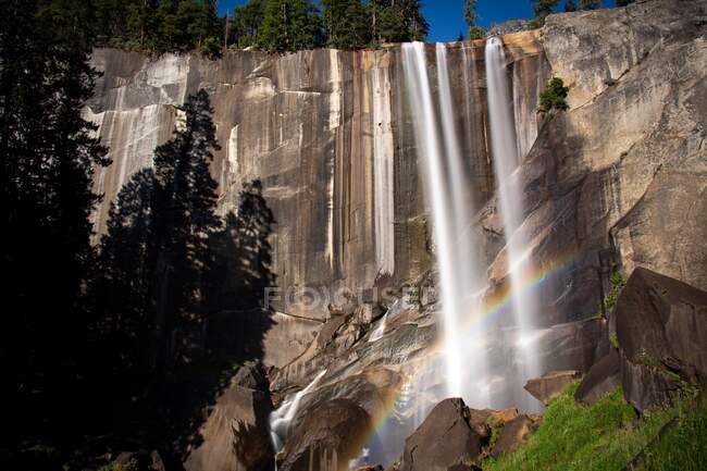 Regenbogen über Wasserfall, Nebelpfad, Yosemite Nationalpark, Kalifornien, USA — Stockfoto