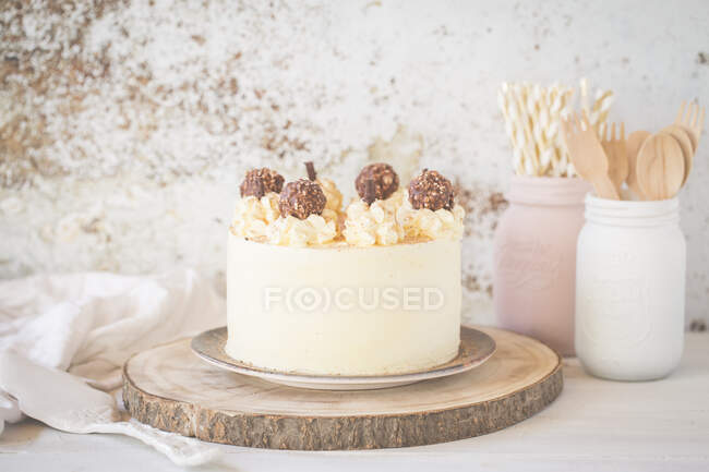 Pastel de crema de mantequilla con chocolate blanco y chocolate con leche - foto de stock