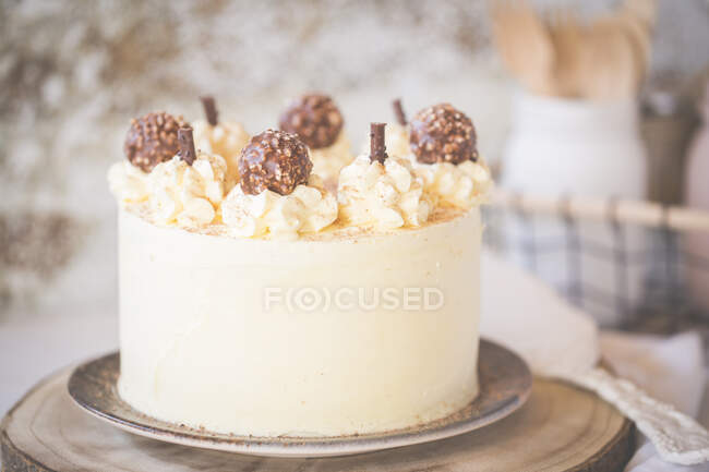 Gâteau à la crème au beurre avec chocolat blanc et chocolat au lait — Photo de stock