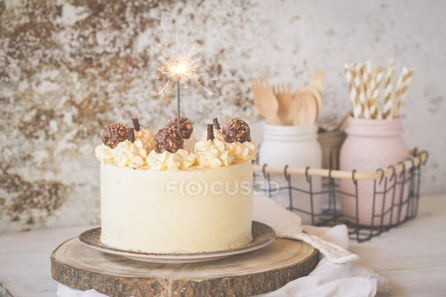 Buttercream layer cake with white chocolate and milk chocolate — Stock Photo
