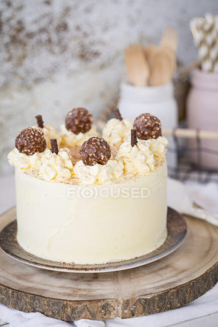 Gâteau à la crème au beurre avec chocolat blanc et chocolat au lait — Photo de stock